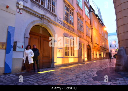 Domgasse, stretta strada di ciottoli con gli storici edifici barocchi della città vecchia di Vienna. Wolfgang Amadeus Mozart visse qui a scrivere le nozze di Figaro. Foto Stock
