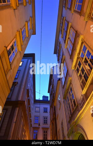 Domgasse, strada stretta con gli storici edifici barocchi della città vecchia di Vienna. Wolfgang Amadeus Mozart visse qui a scrivere le nozze di Figaro. Foto Stock