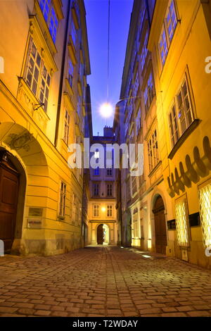Domgasse, stretta strada di ciottoli con gli storici edifici barocchi della città vecchia di Vienna. Wolfgang Amadeus Mozart visse qui a scrivere le nozze di Figaro. Foto Stock