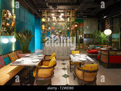 Area inferiore interno del ristorante. Masti Dubai, Dubai, Emirati Arabi Uniti. Architetto: Studio Lotus , 2018. Foto Stock