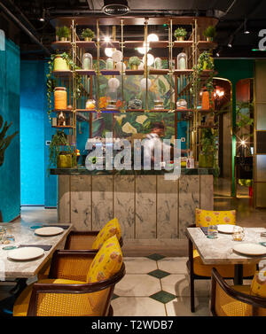 Area inferiore interno del ristorante. Masti Dubai, Dubai, Emirati Arabi Uniti. Architetto: Studio Lotus , 2018. Foto Stock