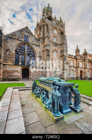 Il vescovo Elphinstone della tomba e il Kings College la parte più antica dell'Università di Aberdeen nella vecchia Aberdeen Scotland Foto Stock
