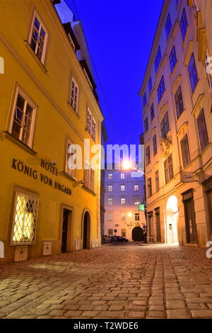 Domgasse, stretta strada di ciottoli con la sua storica casa barocca di hotel 'König von Ungarn' nel centro storico di Vienna. Foto Stock