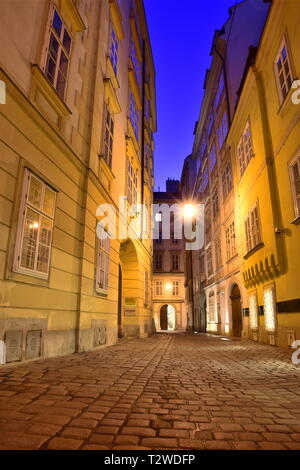 Domgasse, stretta strada di ciottoli con gli storici edifici barocchi della città vecchia di Vienna. Wolfgang Amadeus Mozart visse qui a scrivere le nozze di Figaro. Foto Stock