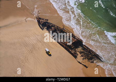 Relitto di nave su Fraser Island, in Australia: una fotografia aerea del relitto della SS Maheno su Fraser Island, Queensland, Australia. Prese nel 2011. Foto Stock