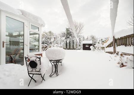 Neve profonda, un urbano retro del giardino in inverno meteo Foto Stock