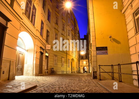 Domgasse, stretta strada di ciottoli con gli storici edifici barocchi della città vecchia di Vienna. Wolfgang Amadeus Mozart visse qui a scrivere le nozze di Figaro. Foto Stock