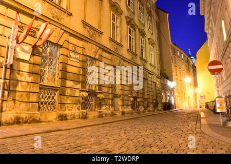 Domgasse, stretta strada di ciottoli con gli storici edifici barocchi della città vecchia di Vienna. Wolfgang Amadeus Mozart visse qui a scrivere le nozze di Figaro. Foto Stock