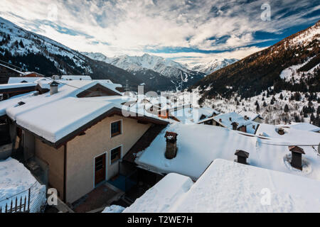 Un piccolo villaggio di pezzo, Ponte di Legno, sotto la neve. La Valle Camonica in provincia di Brescia, Lombardia distretto in Italia, Europa Foto Stock