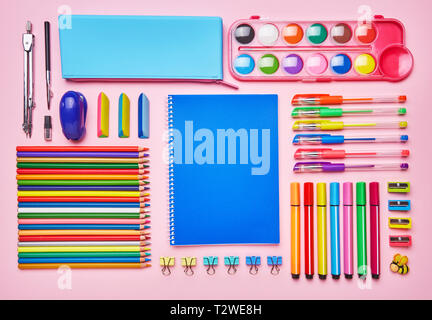 La composizione è stabilito da una scuola di colore articoli di cancelleria. Scuola e forniture per ufficio telaio. Vista superiore, piatto laici copyspace. Foto Stock