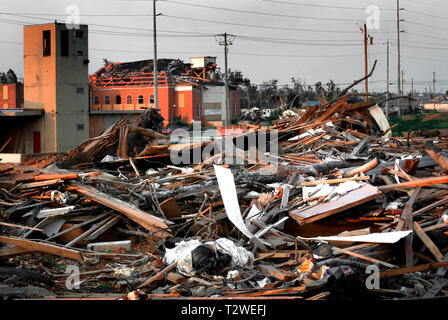 Una casa distrutta dall'Aprile 27 tornado, sorge nella parte anteriore di un pesantemente danneggiata chiesa nella città di Alberta Luglio 26, 2011 in Tuscaloosa, Alabama. Foto Stock