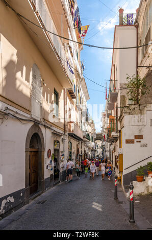 Per i turisti a piedi giù per una strada stretta in Amalfi, Italia Foto Stock