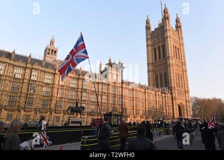 *** La Francia / nessuna vendita di supporti in francese.Marzo 29, 2019 - Londra, Regno Unito: migliaia di sostenitori Brexit rally al di fuori del parlamento britannico per protestare contro il "Brexit tradimento" il giorno in cui il Regno Unito è stato originariamente dovuto abbandonare l'Unione europea. Foto Stock