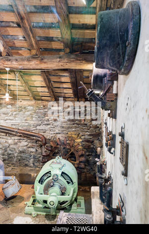 L'Italia, Valle d'Aosta, la Valle di Rhemes, Pellaud lago alpino, piccola centrale idroelettrica (antico mulino ad acqua) Foto Stock