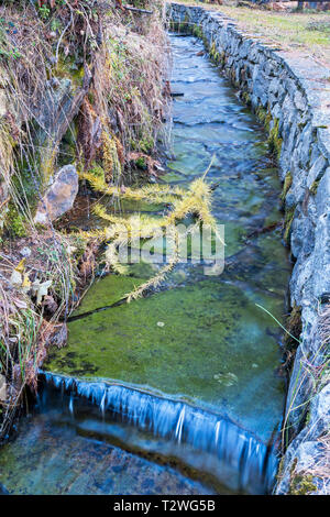 L'Italia, Valle d'Aosta, la Valle di Rhemes, Pellaud lago alpino, Grand Ru il Fosso di Irrigazione Foto Stock