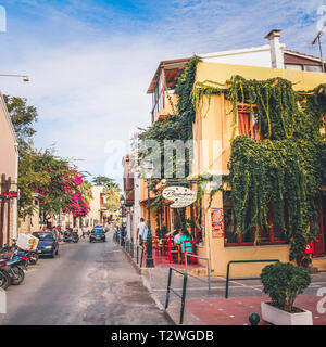 Città di Rethymno in creta isola, isola greca. Colorate strade strette. Foto Stock