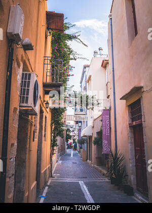 Città di Rethymno in creta isola, isola greca. Colorate strade strette. Foto Stock