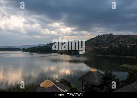 Tramonto sul lago Bunyonyi e da Birdnest Resort nel sud ovest dell Uganda, Africa orientale Foto Stock