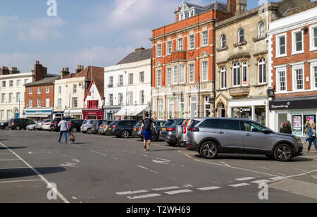 Devizes, Wiltshire, Inghilterra, Regno Unito. Marzo 2019. Negozi e locali commerciali e sulla piazza del mercato Foto Stock