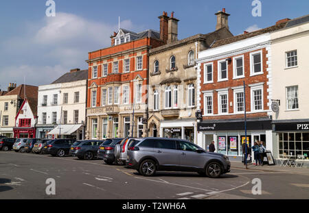 Devizes, Wiltshire, Inghilterra, Regno Unito. Marzo 2019. Negozi e locali commerciali e sulla piazza del mercato Foto Stock