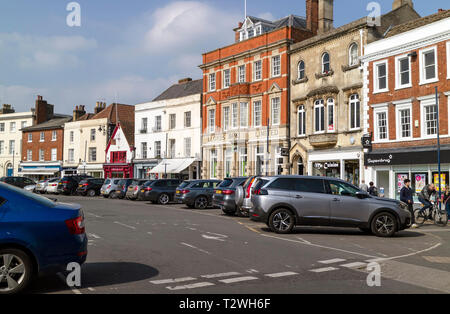 Devizes, Wiltshire, Inghilterra, Regno Unito. Marzo 2019. Negozi e locali commerciali e sulla piazza del mercato Foto Stock