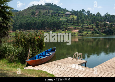 Atterraggio in barca sul Lago Bunyonyi e a Birdnest Resort nel sud ovest dell Uganda, Africa orientale Foto Stock