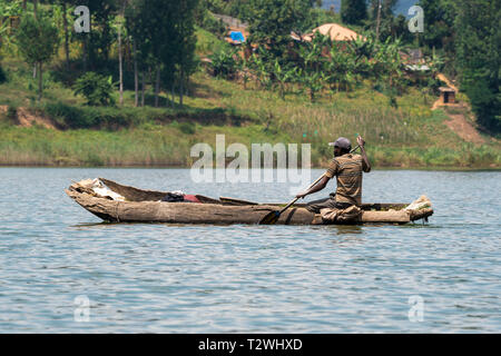 Boatman in piroga sul lago Bunyonyi e nel sud ovest dell Uganda, Africa orientale Foto Stock