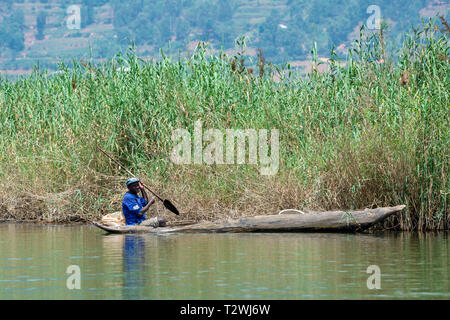 Pescatore in piroga sul lago Bunyonyi e nel sud ovest dell Uganda, Africa orientale Foto Stock