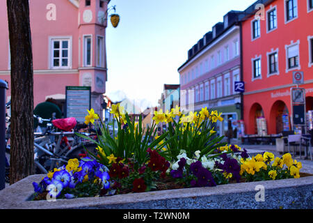 Vaso di fiori in zona pedonale nella città bavarese di Murnau Foto Stock