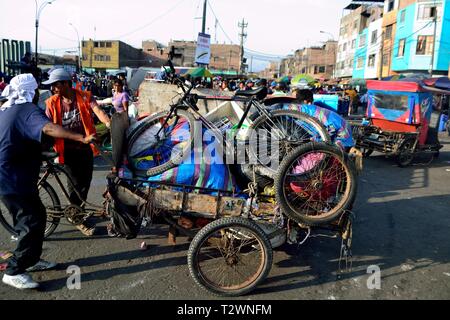 La vendita di seconda mano articoli -.Gamarra' La Victoria ' mercato di Lima. Dipartimento di Lima.PERU Foto Stock