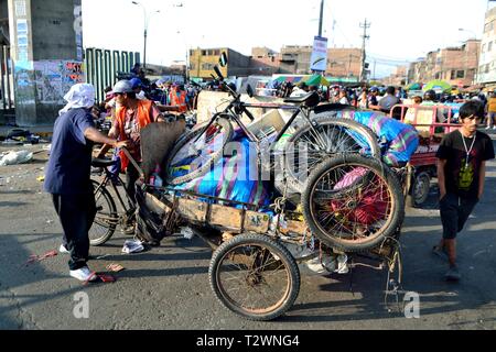 La vendita di seconda mano articoli -.Gamarra' La Victoria ' mercato di Lima. Dipartimento di Lima.PERU Foto Stock