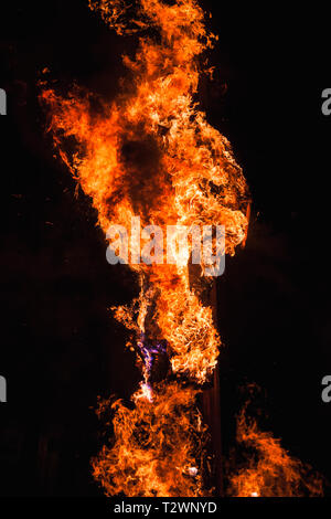 Il falò brucia nella notte, rituale di bruciare la bambola nella città di Fermo, Italia Foto Stock
