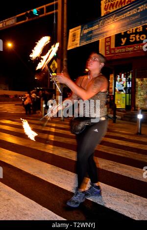 La giocoleria con le torce a Lima. Dipartimento di Lima.PERU Foto Stock