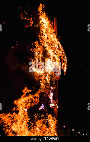 Grande falò brucia nella notte, il rituale di bruciare il re la bambola nella città di Fermo, Italia Foto Stock