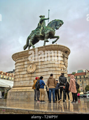 Una statua equestre di Dom João I, noto anche come Giovanni I del Portogallo, si trova in Piazza Figueira a Lisbona, Portogallo. Foto Stock