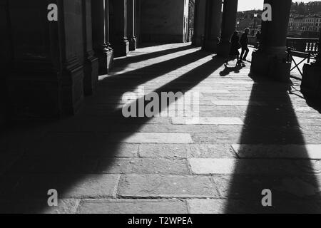 La gente a piedi passato la galleria Ufizzi accanto al fiume Arno in Firenze, Toscana, Italia. Picture Data: domenica 24 febbraio, 2019. Fotografia di Christop Foto Stock