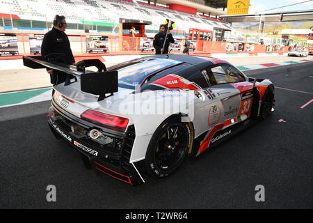 Italia - il 29 marzo, 2019: Audi R8 LMS 2019 della collezione di auto Motorsport Germania team guidato da Stefan Aust/Christian Bollrath/Simon Reicher/Peter Schmid Foto Stock