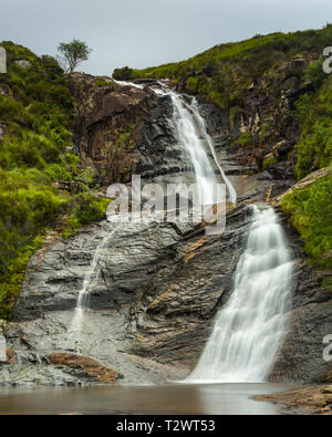 Blackhill cascata precipita verso il basso sulle rocce sull'Isola di Skye in Scozia Foto Stock