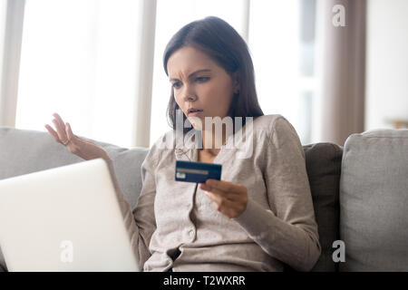 Donna che utilizza il banking online avente problema bloccato con la carta di credito Foto Stock