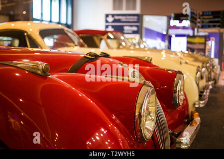 Poznan - Polonia / 28 Marzo 2019, parte anteriore del bellissimo rosso classico Jaguar XK 150 roadster Foto Stock