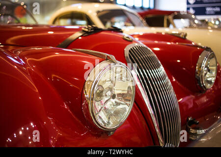 Poznan - Polonia / 28 Marzo 2019, imponente griglia cromata Rosso Jaguar XK 150 Foto Stock