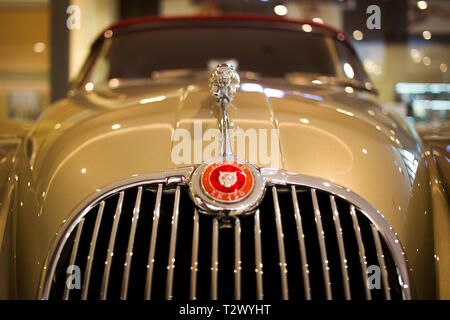 Poznan - Polonia / 28 Marzo 2019, bello cofano decorato con il marchio distintivo di beige marrone Jaguar XK150 Foto Stock