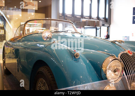 Poznan - Polonia / 28 Marzo 2019 Baby blue Jaguar XK 150 esposte in interni Foto Stock