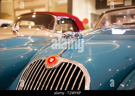 Poznan - Polonia / 28 Marzo 2019 Blu Classico Jaguar auto con griglia dettagliata Foto Stock