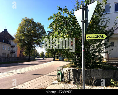 Stazione di polling strada segno in svedese, che mostra la direzione verso una stazione di polling nel neigborhood il giorno delle elezioni in Svezia. Foto Stock
