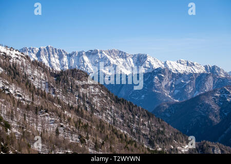 Vista dal pass road Vrsic a. montagne Veliko Spicje e Plaski Vogel nel Parco Nazionale del Triglav nelle Alpi Giulie in Slovenia Foto Stock