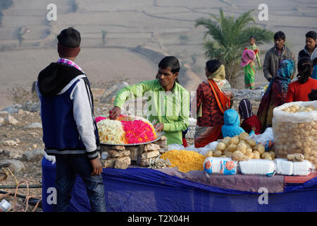 La popolazione locale la vendita di cibo di strada in un Indiano hilltop fiera rurale Foto Stock