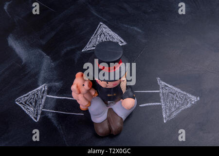 Spazzacamino su una scheda con le frecce Foto Stock