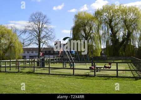 Bambini parco giochi pubblico in Staines Upon Thames Surrey UK Foto Stock