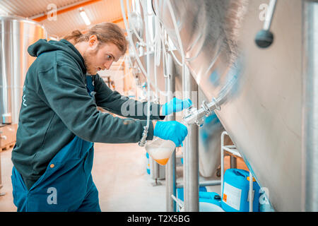 La produzione di birra presso la birreria Qajaq, Narsaq in Groenlandia Foto Stock